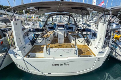 Charter Sailboat Dufour Yachts Dufour 41 Performance - 3 cab. Pula