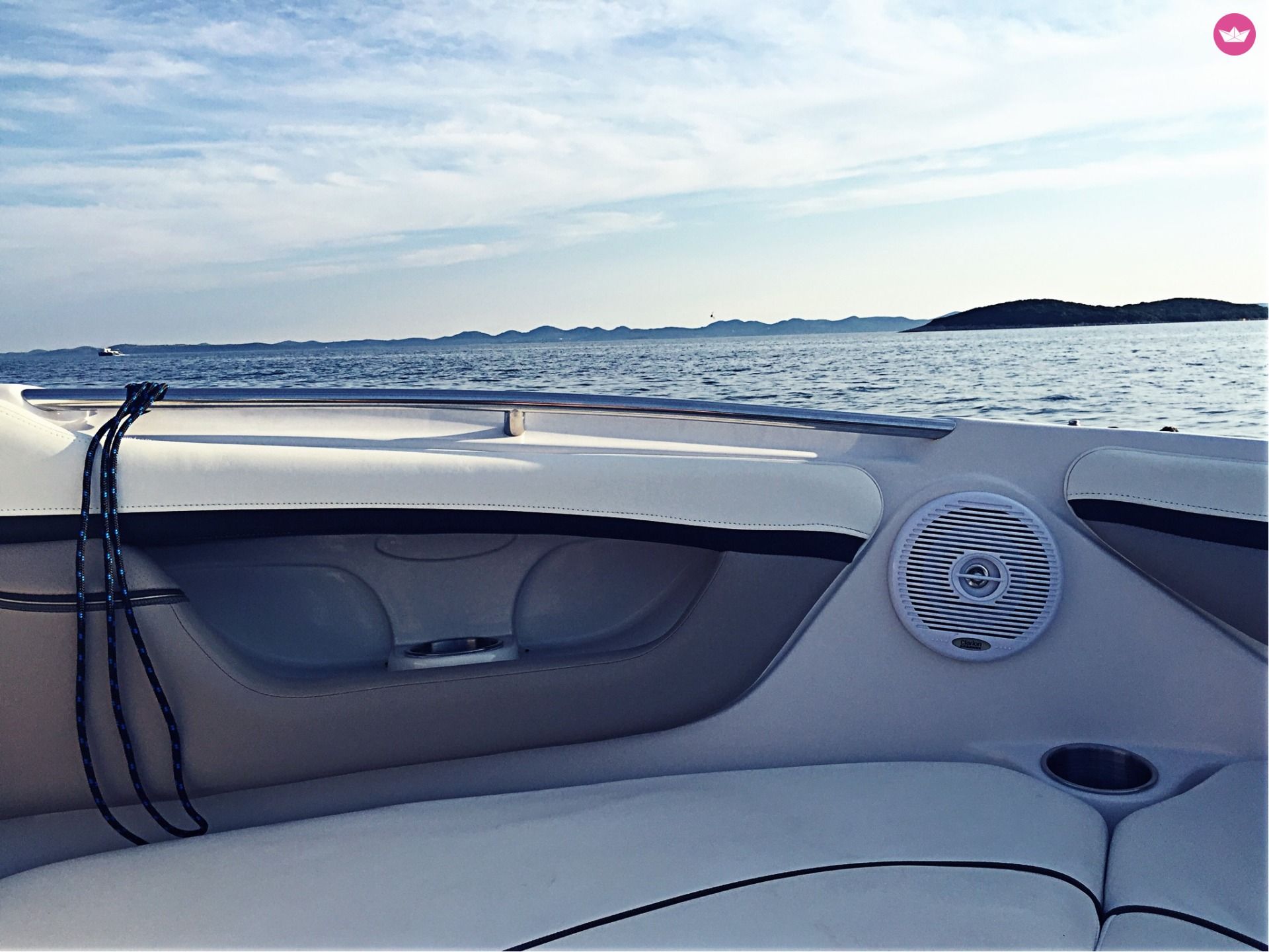 Motorboat Four Winns 230 Horizon for hire