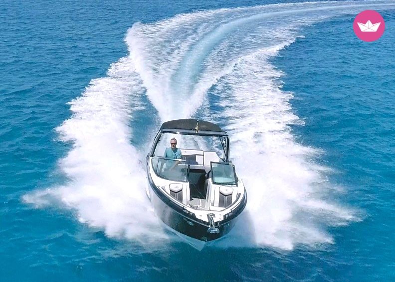 Motorboat Monterey 278 Ss for hire