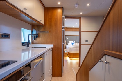 Luxury motor yacht with a capacity of 4 people