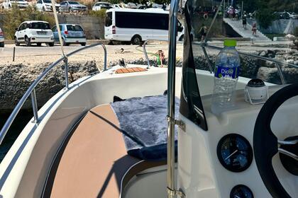 Karel Paxos 5 – Comfort & Space on the Water