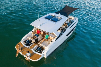 Hire Motorboat Aquila 32 Sport Saint-Raphaël