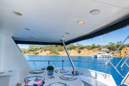 Canados 70 Motor yacht for 8 people