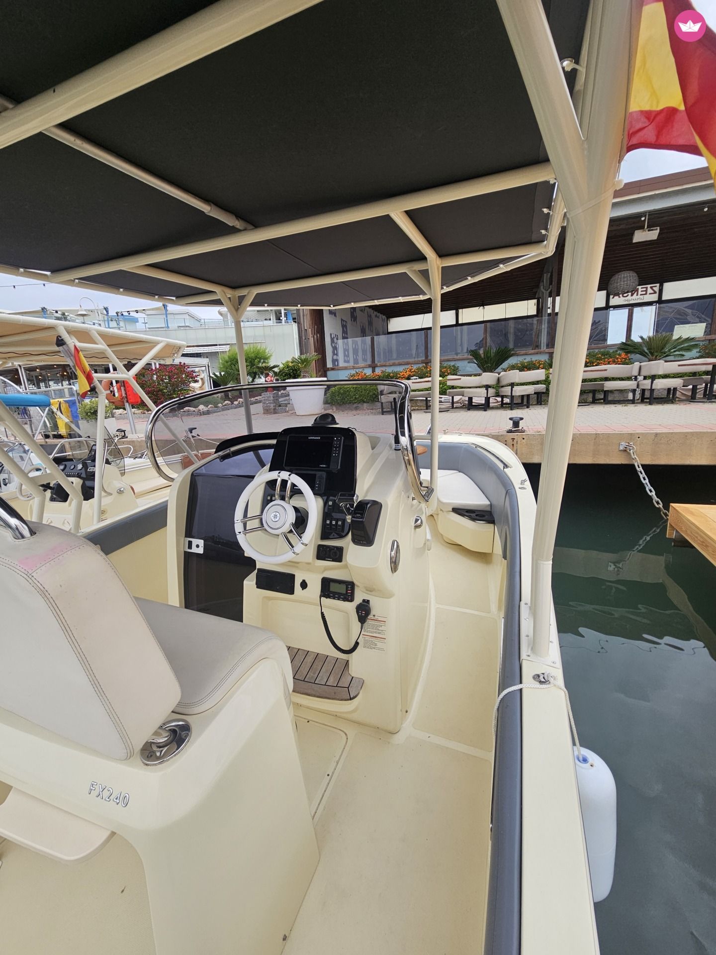 Bateau à moteur Fairline INVICTUS FX240 250cv 8
