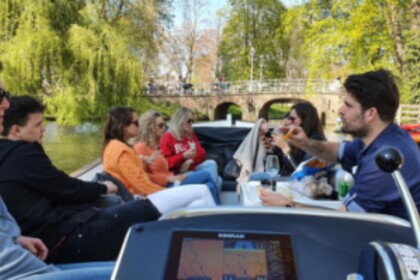 Discover the Utrecht area and/or the Vecht on a luxury sloop with skipper!