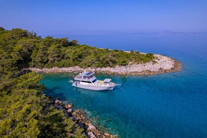 2023 model luxury gulet with capacity of 6 people