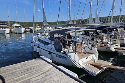 Hyra båt Segelbåt Bavaria Yachtbau Bavaria Cruiser 34 - 2 cab. Krk