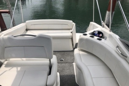 Enjoy between lake and mountains aboard our magnificent Bayliner 255!