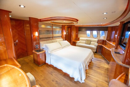 Book Now! Luxurious Sunseeker 82 Ft for Rent in Cartagena, Colombia.