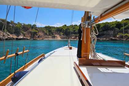 Hire Sailboat Traditional wooden boat Trehandiri Spetses