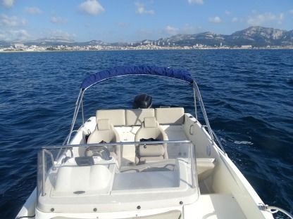 Charter Motorboat Quicksilver Activ 675  Sundeck Marseille