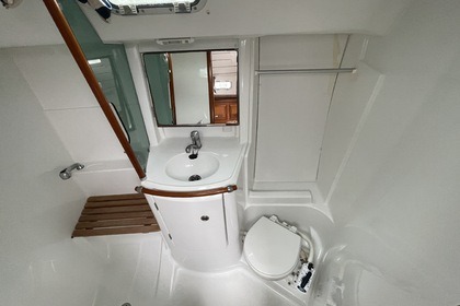 Aprecie a vista da skyline de Barcelona em um veleiro