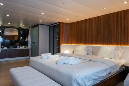 DE LOVE YACHT CHARTER