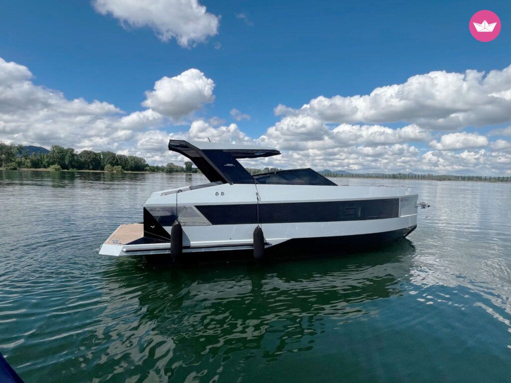 Bateau à moteur Futuro RX30 300cv