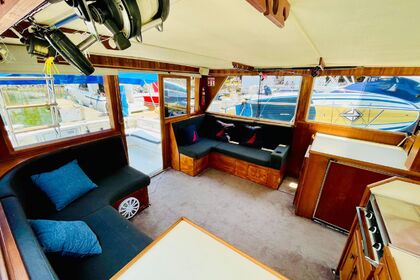 Lovely Flybridge Uniflite 42 power boat