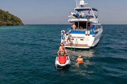 Een jachtcruise langs de kust van Pattaya van 3 uur. Accommodatie voor 1 tot 20 personen.