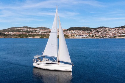 Hire Sailboat Bavaria Yachtbau Bavaria Cruiser 33 Šibenik