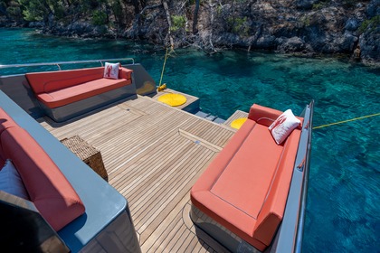 Luxury motor yacht with a capacity of 4 people