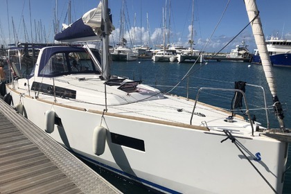 Hire Sailboat BENETEAU Océanis 38 (2014) (Saint-Martin) Marigot