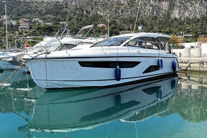 Charter Motorboat Sealine S330 La Ciotat