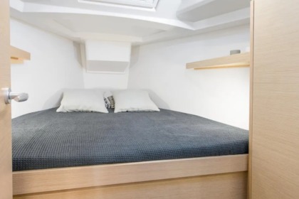 Alugue este veleiro Hanse 348 para conhecer costas