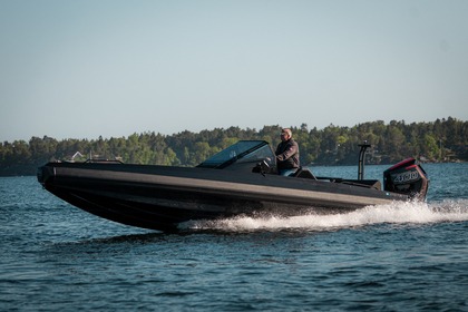 Hyra båt Motorbåt Iron 827 Stockholm