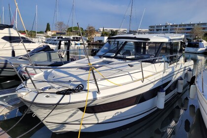 Hire Motorboat Jeanneau Merry Fisher 1095 Hyères