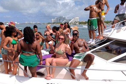 Hire Motorboat Sea Ray Express Bridge Cancún