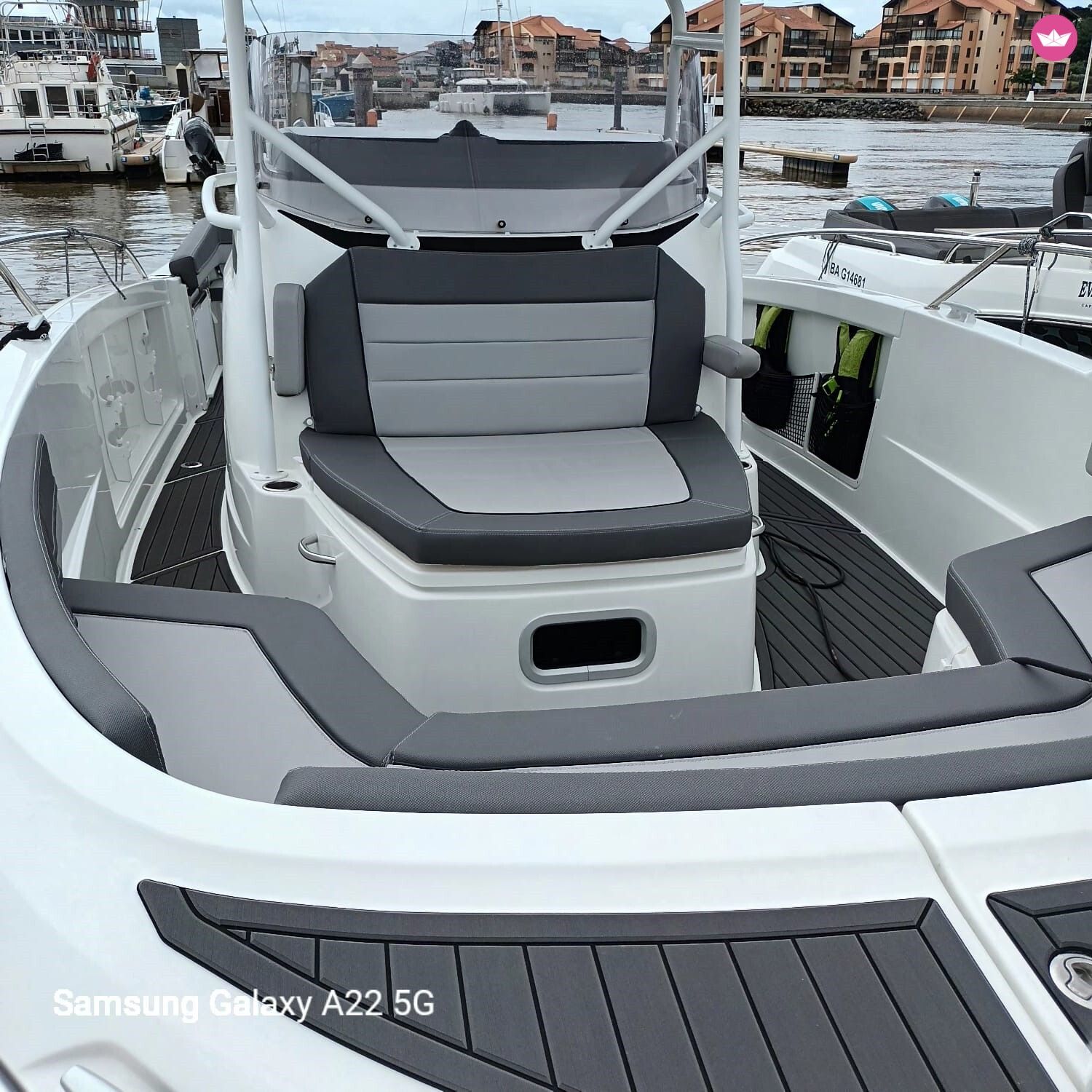 Bateau à moteur Jeanneau Cap camarat 9cc 500cv 5