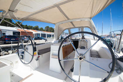 Noleggio Barca a vela Bénéteau Oceanis 35 Pomer
