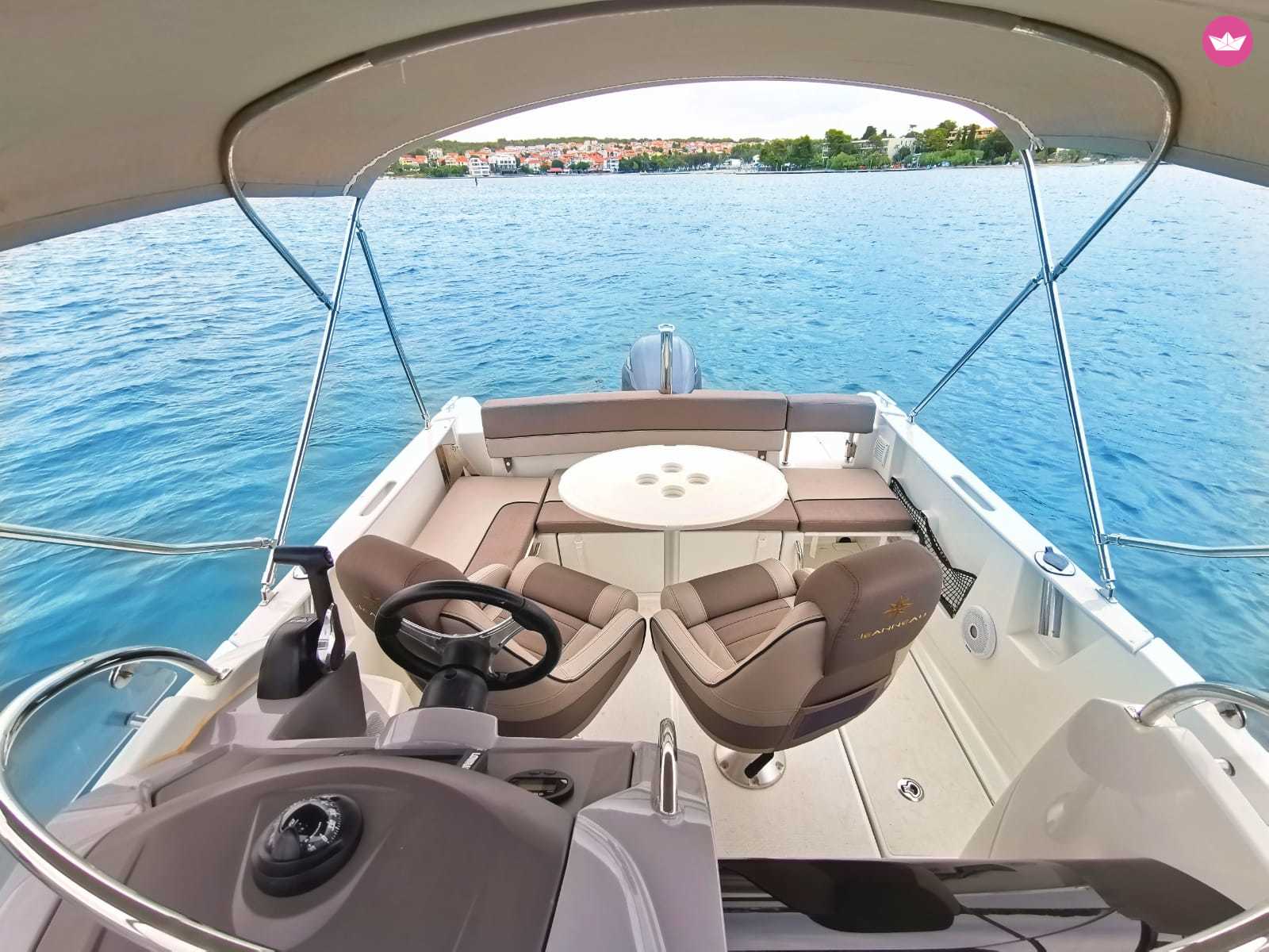 Motorboat Jeanneau Cap Camarat 6.5 Wa for hire