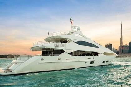 40 Meters Yacht with Jakuzi in Dubai on Your Service