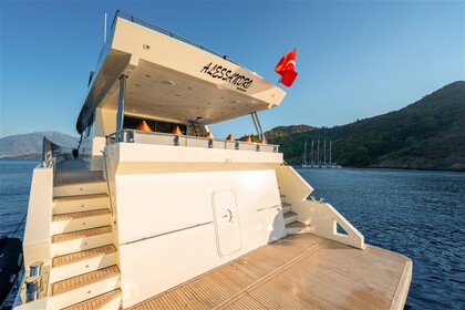 Luxury motor yacht with a capacity of 8 people
