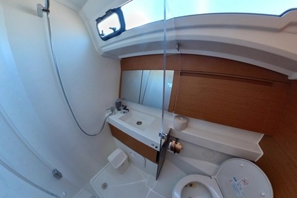 Charter Sailboat Jeanneau Sun Odyssey 410 Pirovac