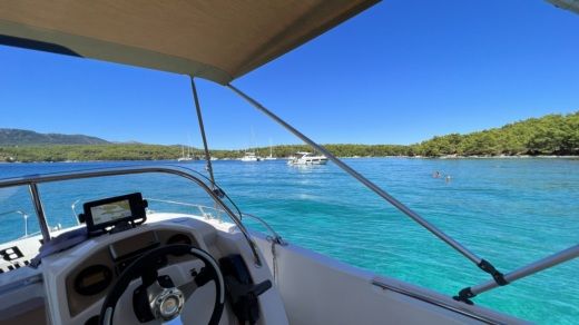 Makarska Motorboat Jeanneau Cap Camarat 635 CC Style alt tag text