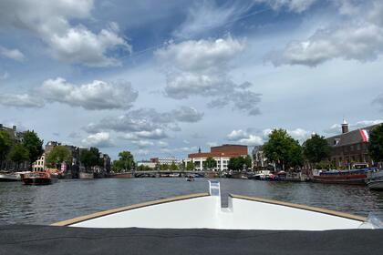 Discover the Utrecht area and/or the Vecht on a luxury sloop with skipper!