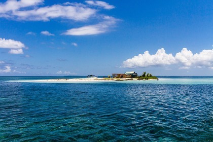 barca per visitare le isole e mangrovie