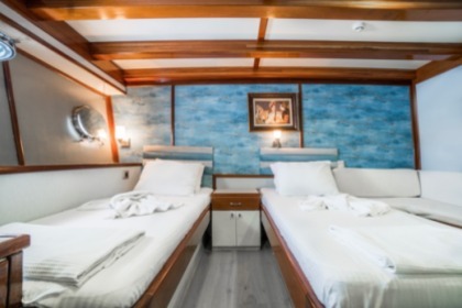 Deluxury Yacht Charter