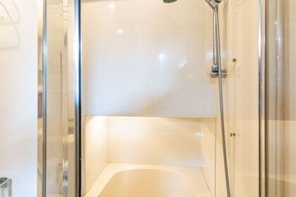 42ft Bayliner 18 people allowed. 2hrs min.Booking