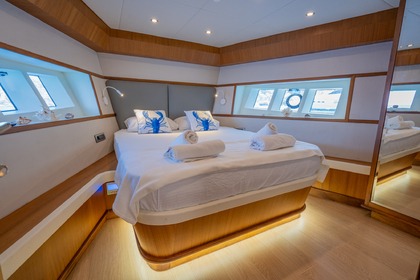 Luxury motor yacht with a capacity of 4 people