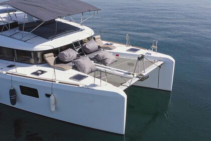 Lagoon 40 power catamaran with a capacity of 8 people