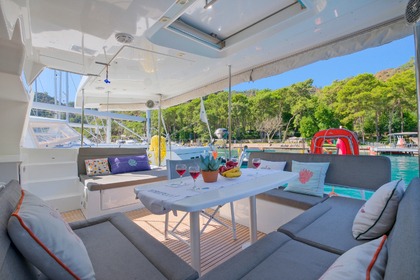 Lagoon 450F Catamaran with a capacity of 6 people