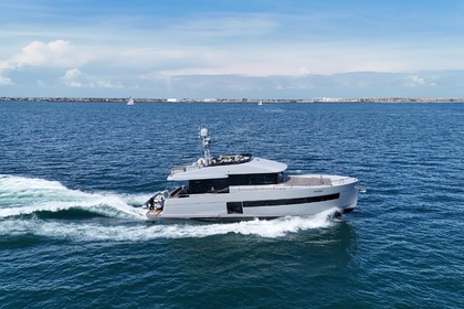 Noleggio Yacht a motore SUN DECK 550 Roma
