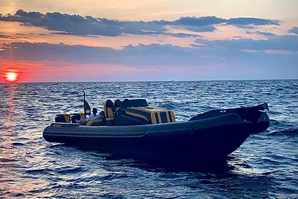 Hyra båt RIB-båt Dovi International Boating Revolution Neapel