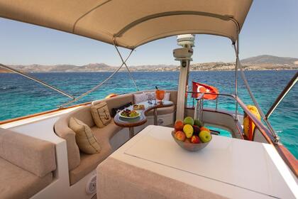 Évasion à Bodrum | Bateau Privé avec Équipage et Flybridge - Trawler