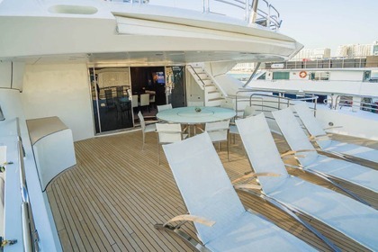 40 Meters Yacht with Jakuzi in Dubai on Your Service