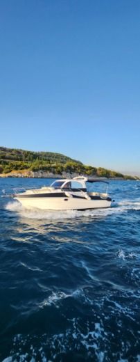 Charter Instar Reful Elegance 30 Motorboat (2010) in Split - Click&Boat