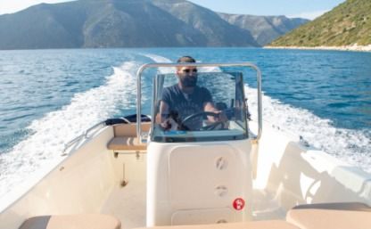 Charter Motorboat Proteys 500 Ithaca