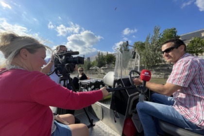 Prywatna łódź w Paryżu