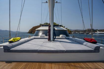 DE LOVE YACHT CHARTER